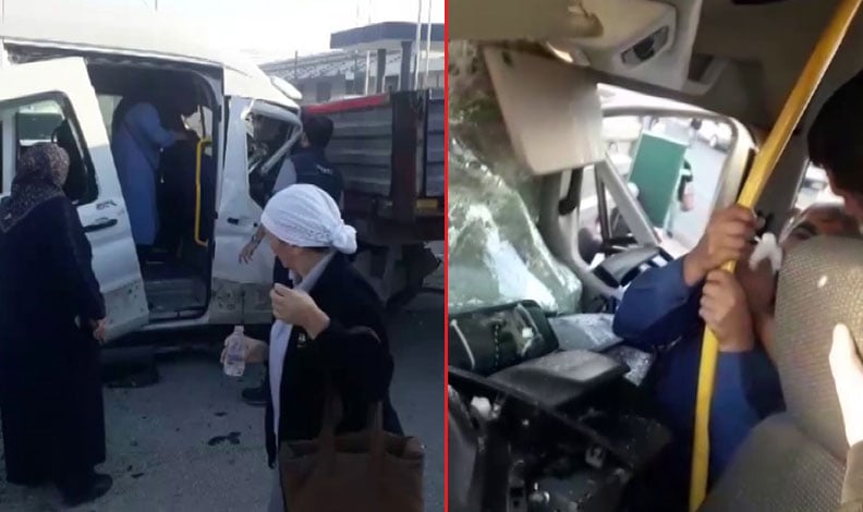 Servis minibüsü park halindeki tıra çarptı: 4 yaralı