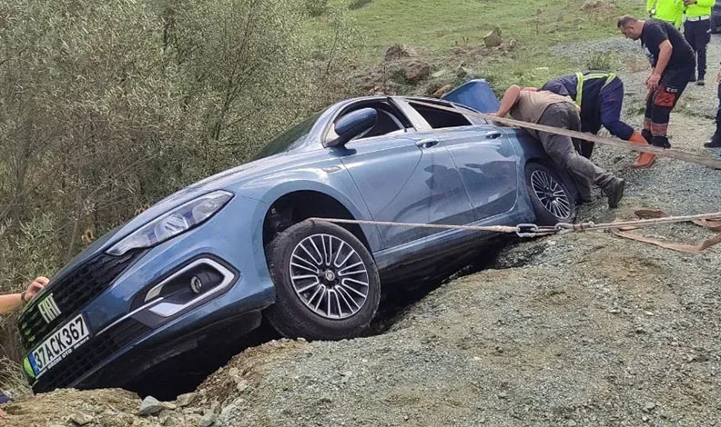 Otomobil yol kenarında asılı kaldı, araçtaki çift ölümden döndü