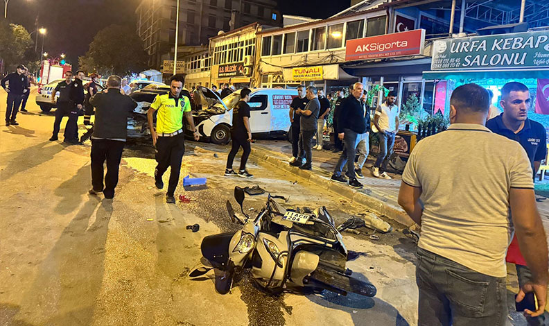 Bilecik’te kontrolden çıkan otomobil park halindeki 5 araca çarptı; 3 kişi yaralandı