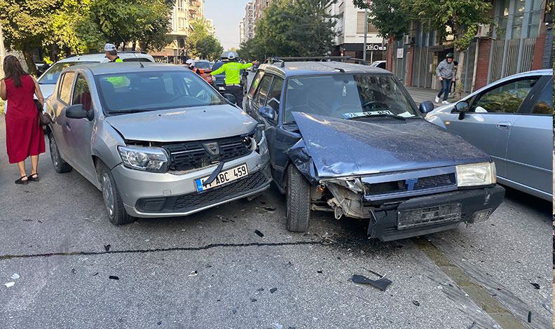 Caddenin sokakla kesişiminde 2 otomobil çarpıştı: 1 yaralı