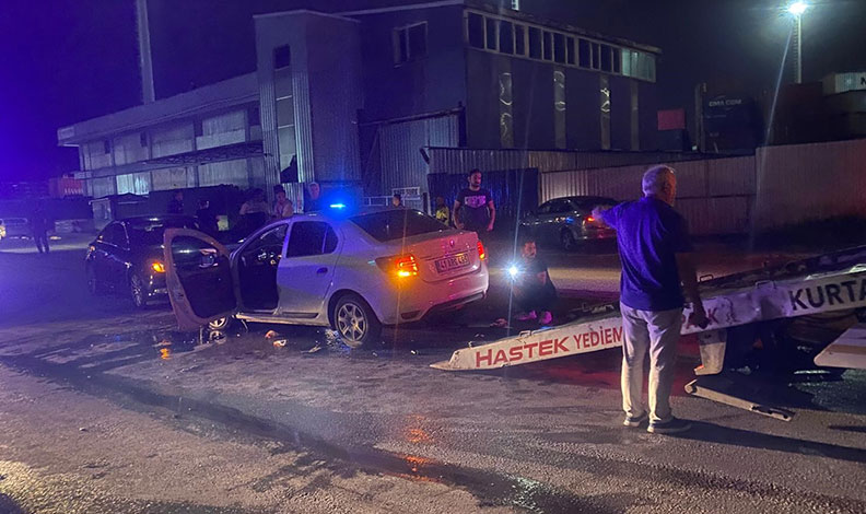 Virajı alamayan otomobil karşı şeride geçti: 5 yaralı