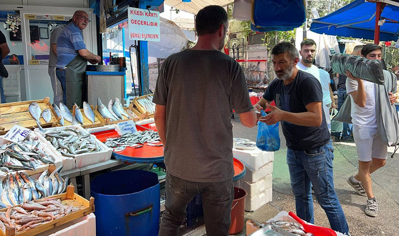 Palamut balıkçının yüzünü güldürdü
