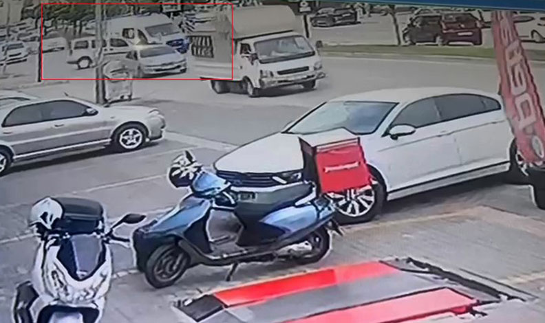 Bursa’da ambulans otomobil ile kafa kafaya çarpıştı