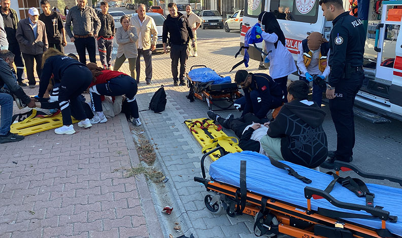 Motosiklet ve otomobil çarpıştı
