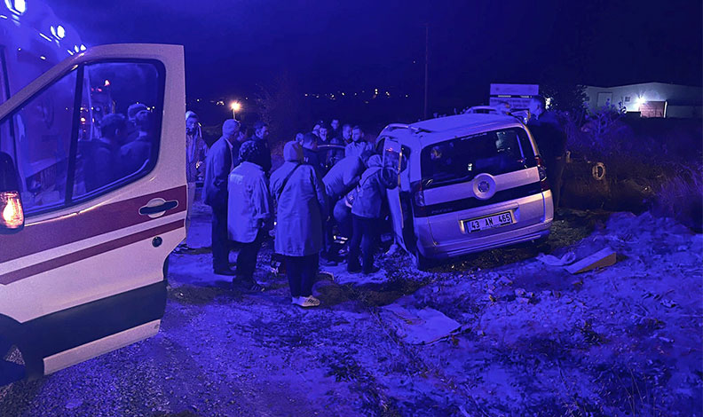 Kütahya’da işçi servisi ile otomobil çarpıştı: 10 yaralı