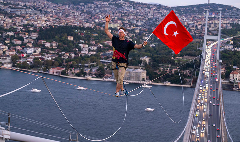 15 Temmuz Şehitler Köprüsü’nü ip üzerinde yürüyerek geçti