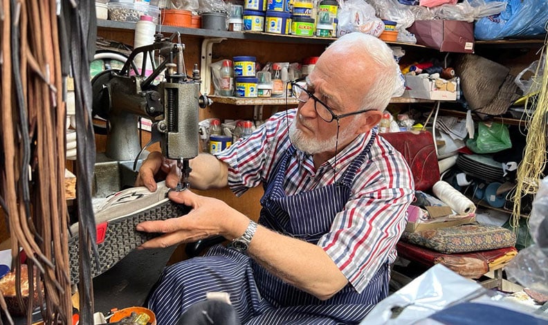 Emekli imam, 45 yıldır yaptığı ayakkabı tamirciliği yapıyor