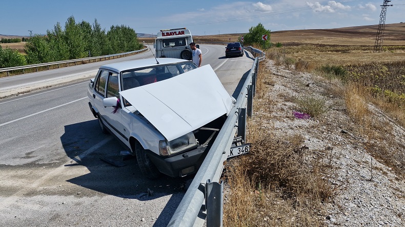 Kontrolden çıkan otomobil karşı şeride geçip bariyerlere çarptı