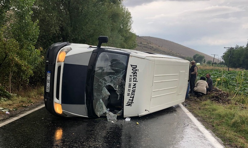 Devrilen minibüste 10 kişi yaralandı