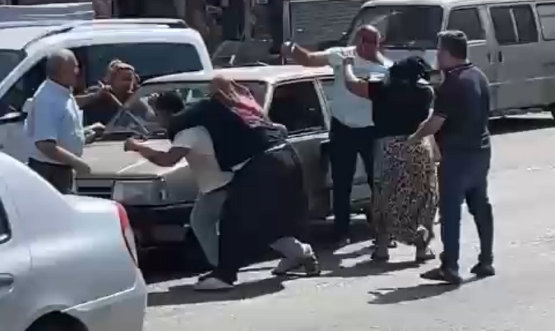 ‘Yol verme’ kavgasında kadınları sopayla dövdü
