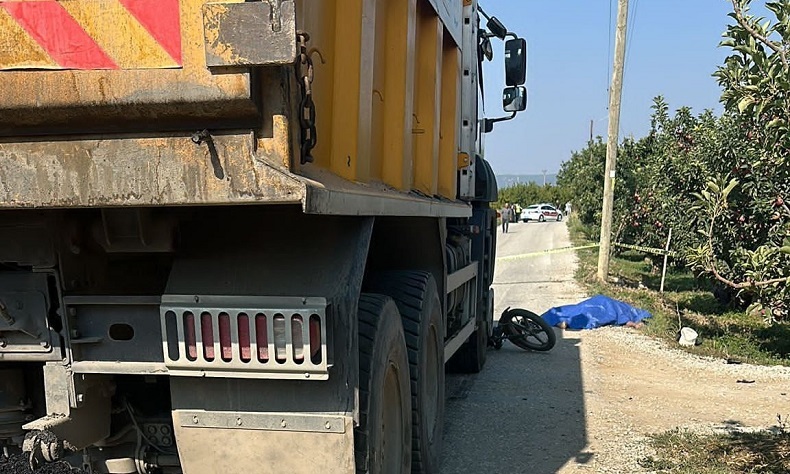 Hafriyat kamyonun çarptığı motosiklet sürücüsü hayatını kaybetti