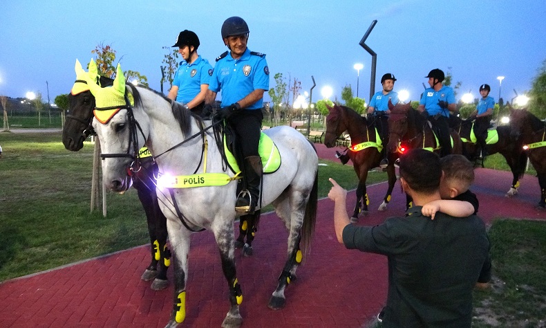 Devriye gezen atlı polislere vatandaşlardan ilgi