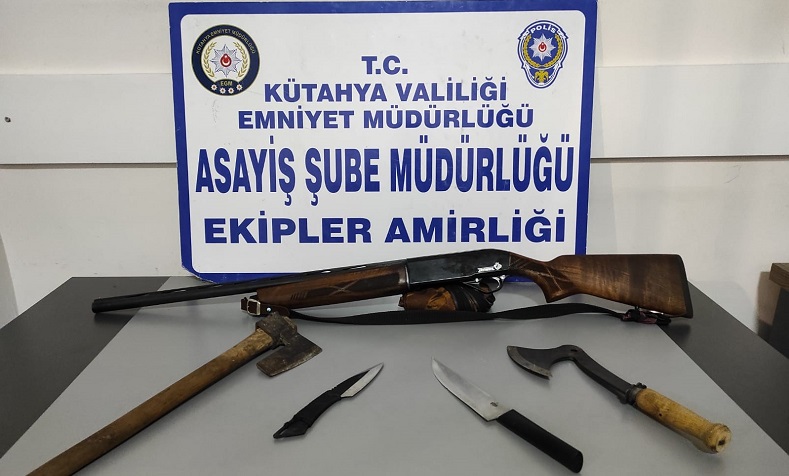 3 kişiden ruhsatsız av tüfeği ve kesici aletler ele geçirildi