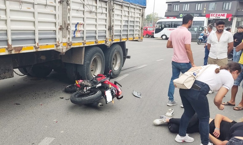 Kamyona çarpan motosiklet sürücüsü ağır yaralandı