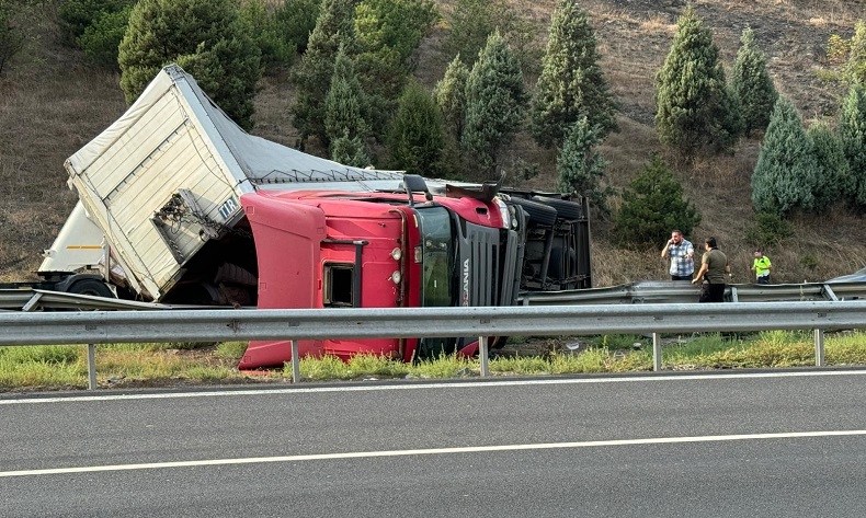 Kolonya yüklü tır devrildi, otoyol trafiğe kapandı