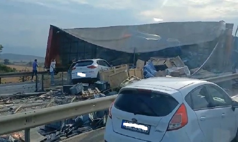 Bursa’da kaza yapan tırdaki malzemeler yolu kapattı