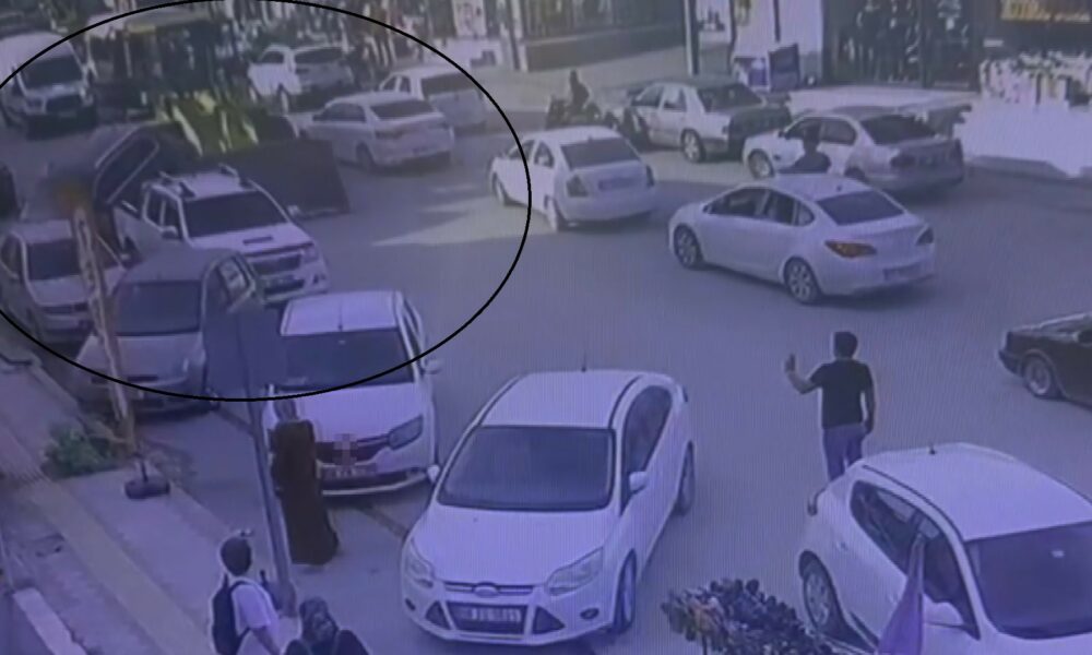 Park halindeki 4 araca çarpan iş makinesi operatörü, arkasına bakmadan kaçtı: O anlar kamerada