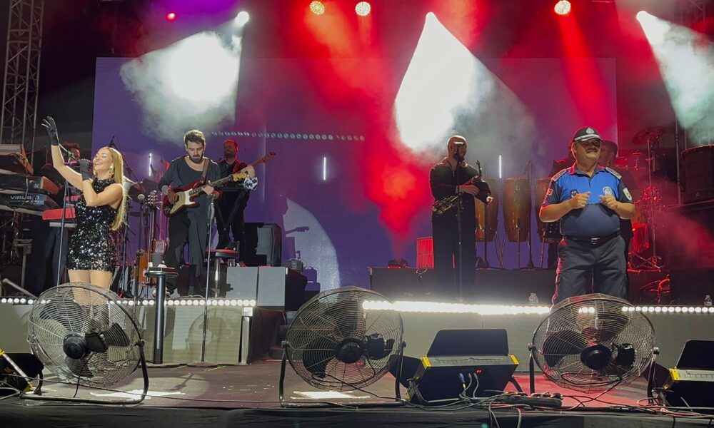 Derya Uluğ’un sahnesinde zabıtanın dans şovu