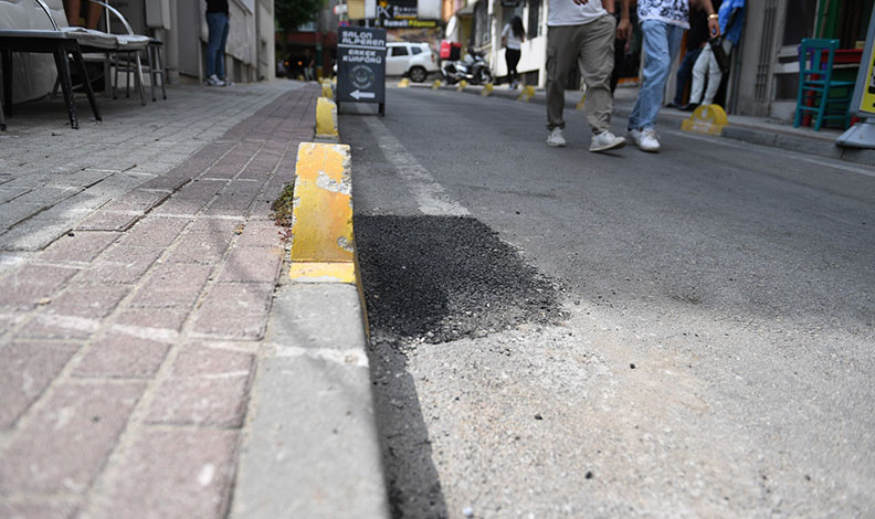 Bursa’da insanların düşmesine sebep olan çukur onarıldı