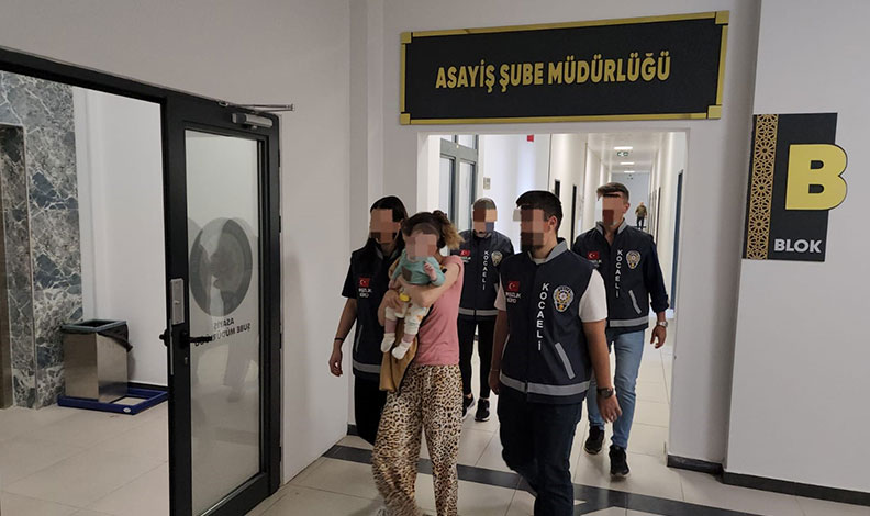 Kucağında bebekle tutuklandı