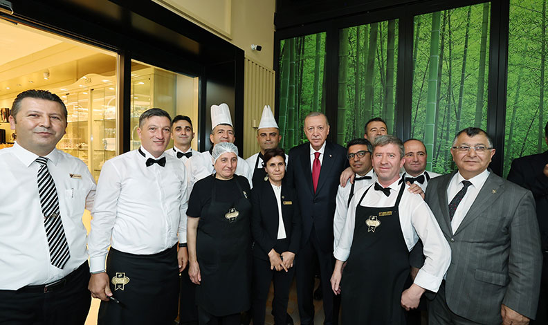 Cumhurbaşkanı Erdoğan, Ankara’da bir pastaneyi ziyaret ederek vatandaşlarla sohbet etti
