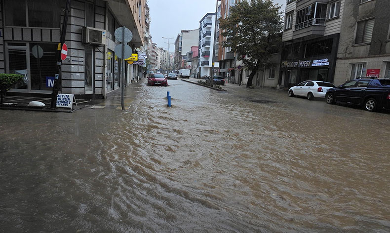 Erdek’te şiddetli yağış hayatı felç etti