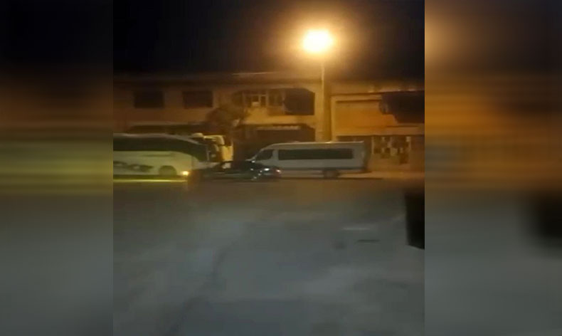 Bursa’da sürücü drift atıp park halindeki otobüse çarptı