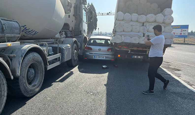 Otomobil, kamyon ve iş makinası arasında sıkıştı