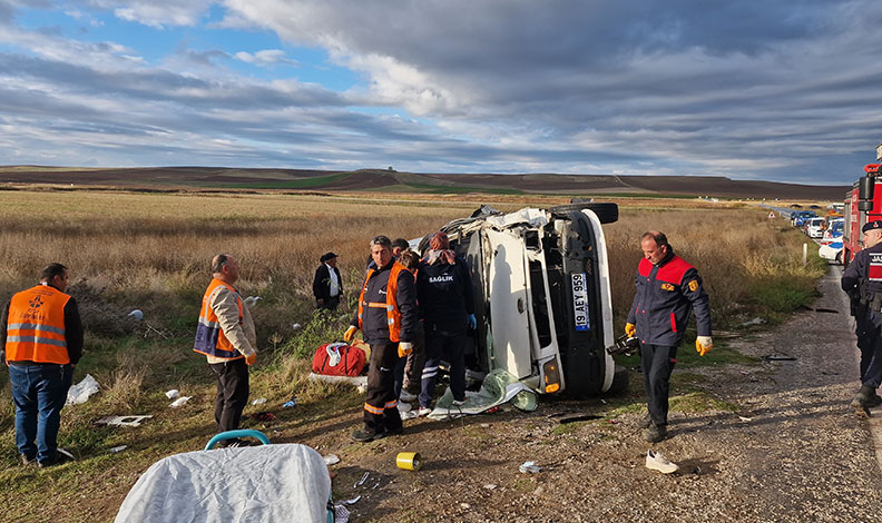 Çorum’da TIR ile işçi servisi çarpıştı: 1 ölü, 14 yaralı