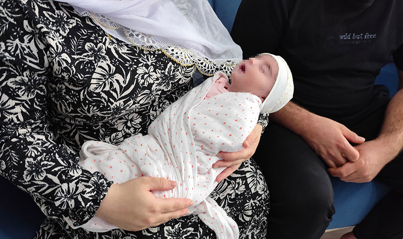 Kuvöze alınan bebeğin kolu yandı