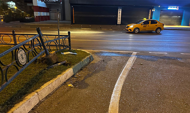 Bursa’da ticari taksi ile motosiklet çarpıştı: 1’i ağır 2 yaralı