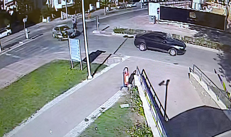 Otomobile çarpan motosikletteki anne ile oğlu metrelerce havaya fırlayıp savruldu