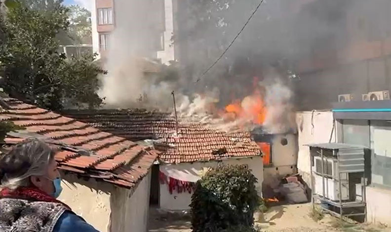 Çakmakla oynayan küçük çocuk evi yaktı
