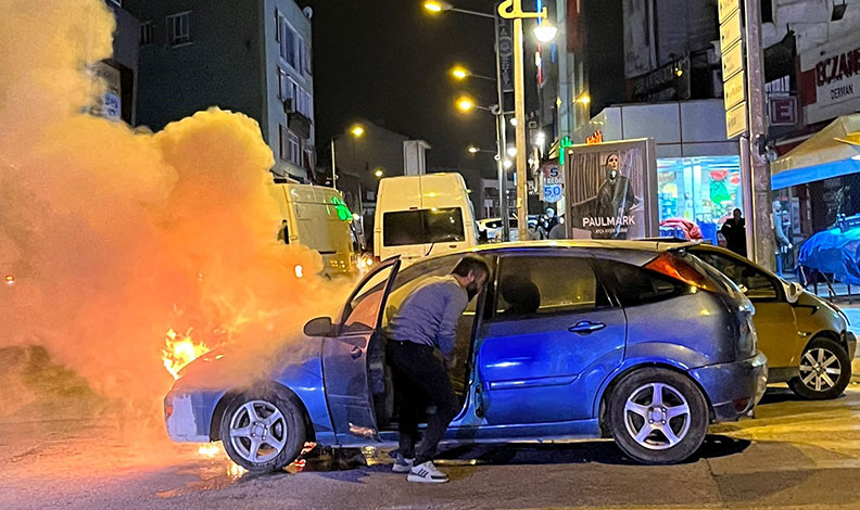 Cep telefonunu almak için yanan aracın içine girdi
