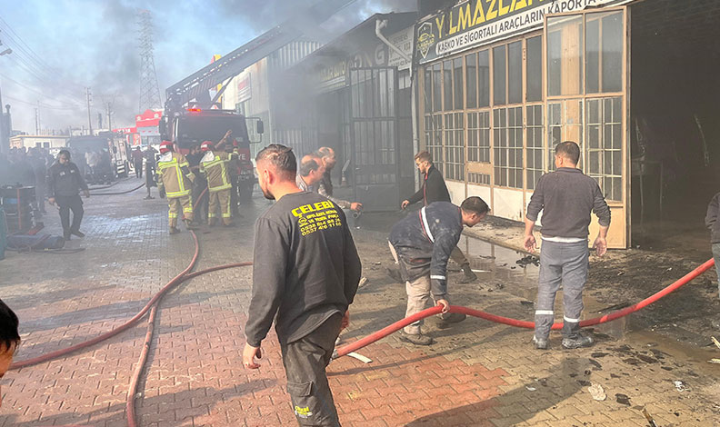 Sanayi sitesinde çıkan yangında 5 dükkan zarar gördü
