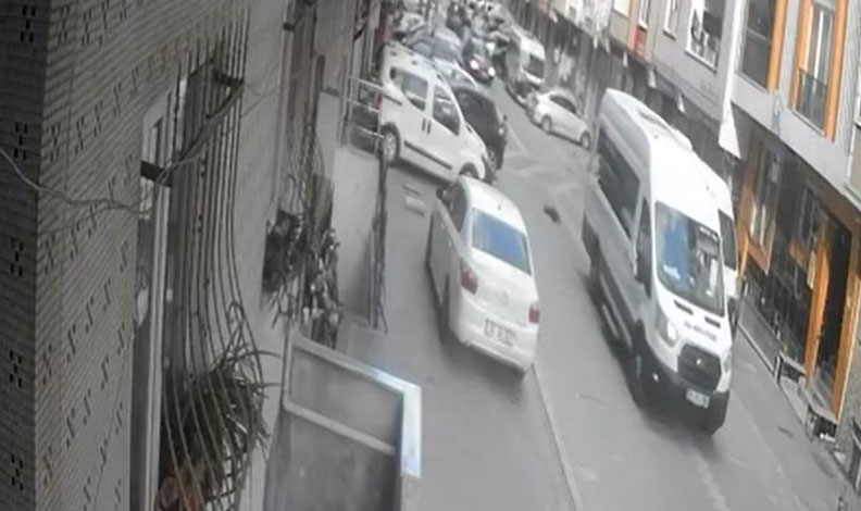Minibüs sürücüsü küçük çocuğu ezip yoluna devam etti