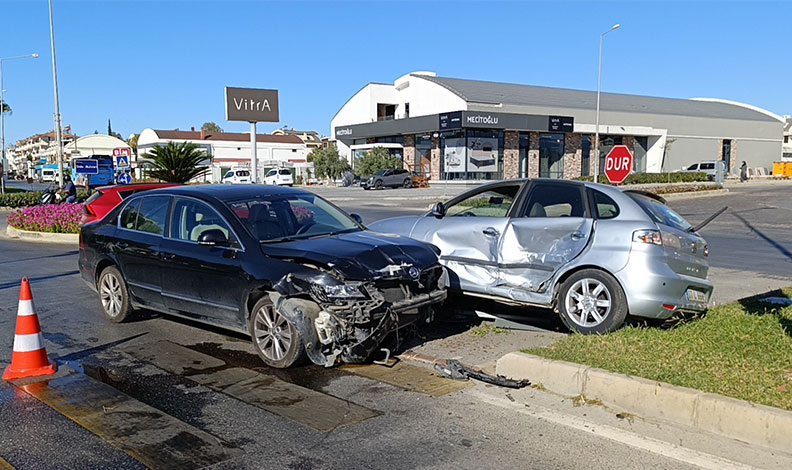 Manavgat’ta çarpışan otomobiller levhaları yıktı: 3 yaralı