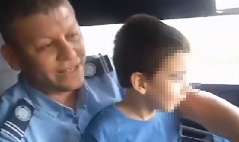 Otobüs şoförü kucağında çocukla yoluna devam etti