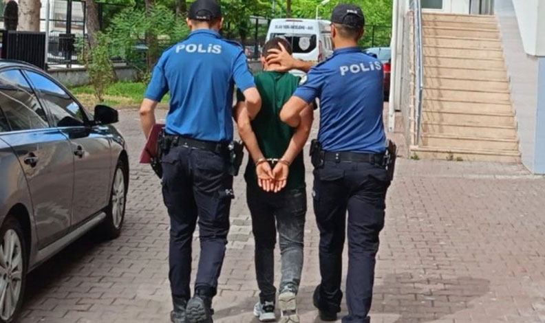 4 yıl 2 ay hapis cezasıyla aranan şahsı polis yakaladı