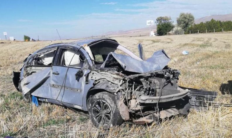 Kontrolden çıkan otomobil tarlaya uçtu: 2 ölü