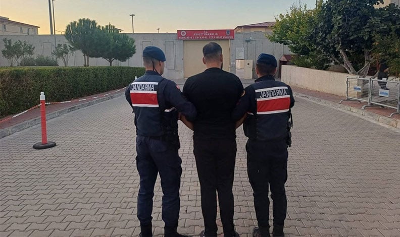 Firari hükümlüler jandarmadan kaçamadı