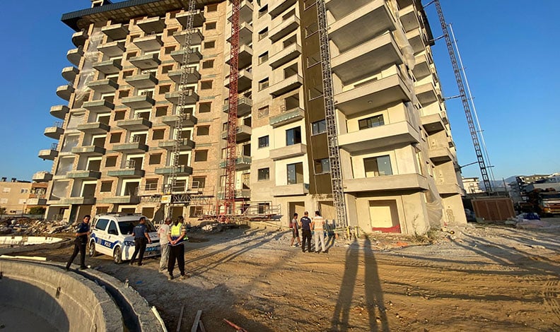 İnşaattan düşen işçi hayatını kaybetti