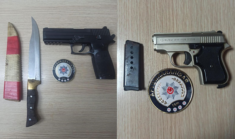 Aranan şahıslar tabanca ve bıçakla yakalandı