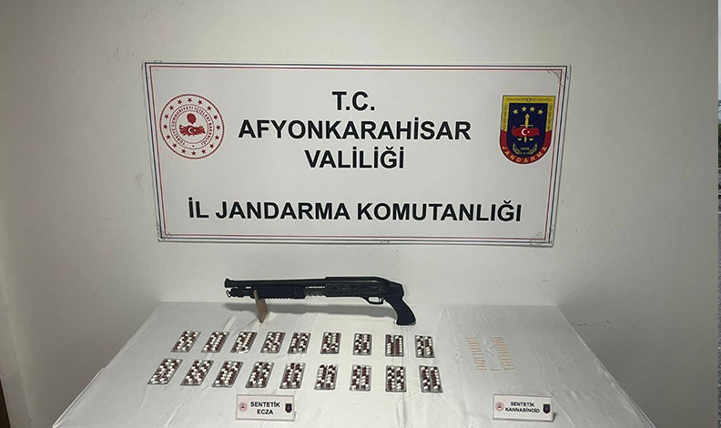 İki kardeş evlerinde uyuşturucu ile yakalandı