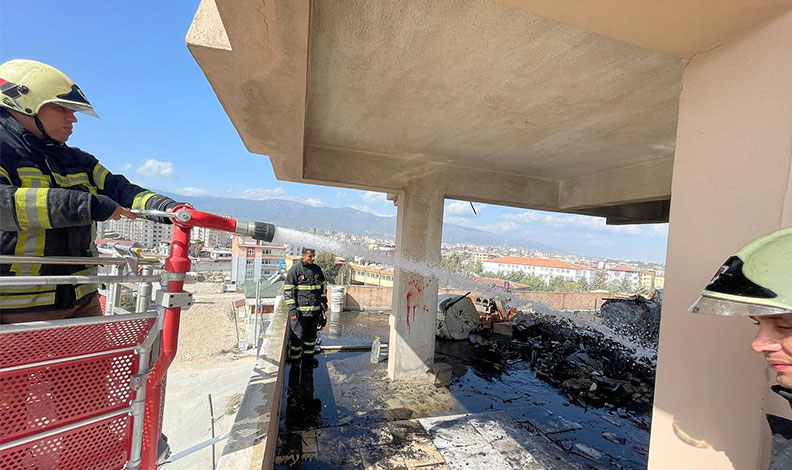 Antakya’da apartmanın çatısında yangın çıktı