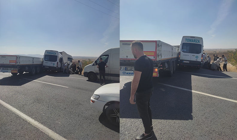 Minibüs tıra çarptı: 11 yaralı