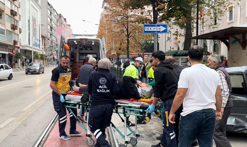 Bursa’da hafif ticari araç otomobille çarpıştı: 2 yaralı