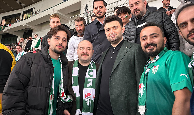 Mustafa Varank, Bursaspor maçını taraftarla izledi