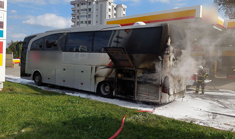 Yolcu otobüsünde yangın: Sürücü aracı akaryakıt istasyonuna çekip itfaiyeyi aradı