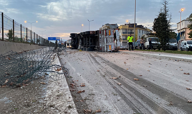 Bursa’da kontrolden çıkan TIR alt yola uçtu